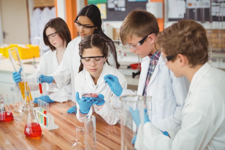 Attentive,School,Kids,Doing,A,Chemical,Experiment,In,Laboratory,At